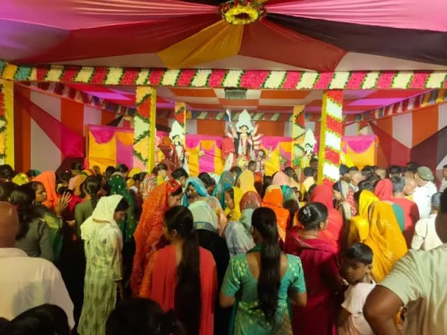 Sonbhadra News: मां दुर्गा का पट हुआ अनावरण, जयकारों से गूंजा पूजा पंडाल.