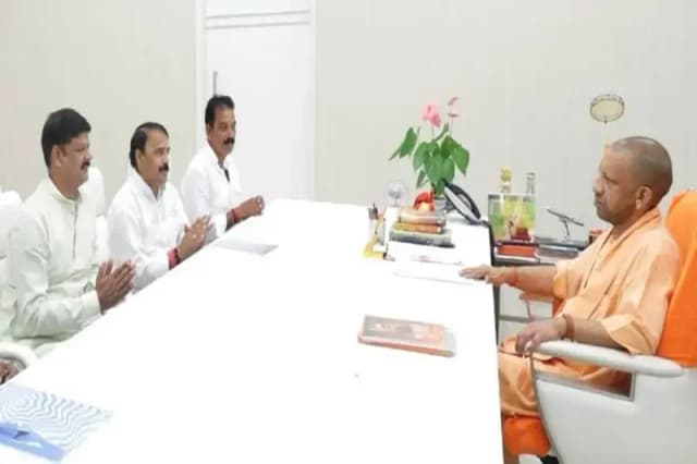 Chandauli News: पूर्व विधायक और पावर ग्रिड के स्वतंत्र निदेशक ने सीएम से मुलाकात की, चकिया विधानसभा की 16 समस्याओं पर सौंपा ज्ञापन.