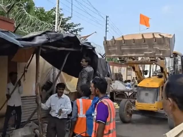 Sonbhadra News: सड़क पर जाम और दुर्घटनाओं से बचने के लिए नगर पंचायत ओबरा ने चलाया अतिक्रमण हटाओ अभियान.