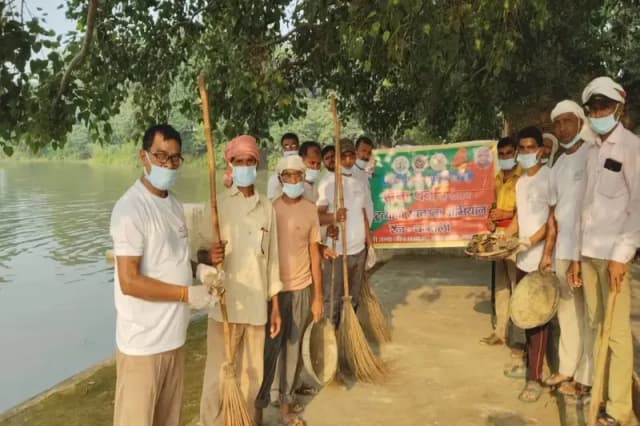 Chandauli News: वन विभाग द्वारा सेवा पर्व पर चलाया गया स्वच्छता अभियान.