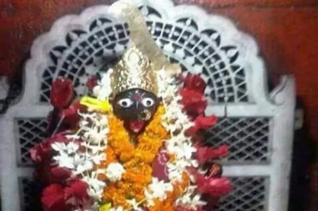 Chandauli News: शक्ति पीठ माँ काली मंदिर में नवरात्र में होती है भक्तों की मुराद पूरी, सैकड़ों वर्ष पुरानी गंगा की धारा में मिली थी माता की प्रतिमा.