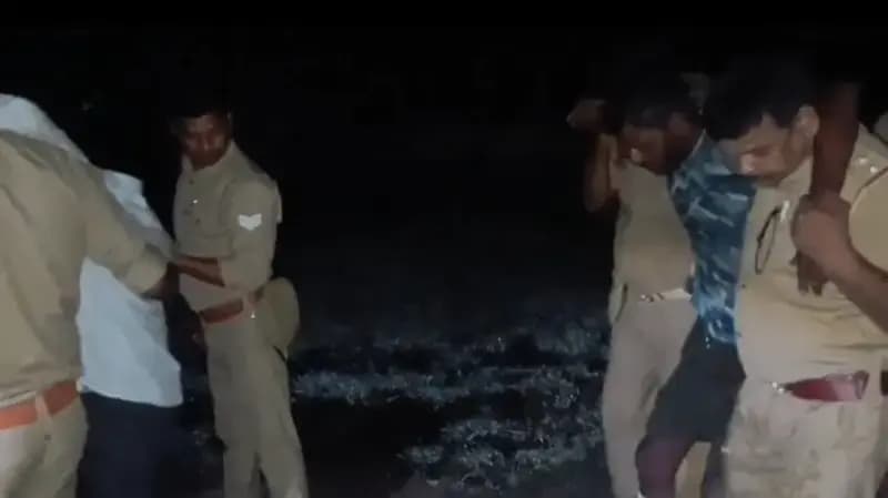 Sonbhadra News: पुलिस और अंतरराज्यीय इनामियां बदमाशों के गैंग के बीच मुठभेड़, 25 हजार इनामी 2 बदमाश घायल, 3 फरार.