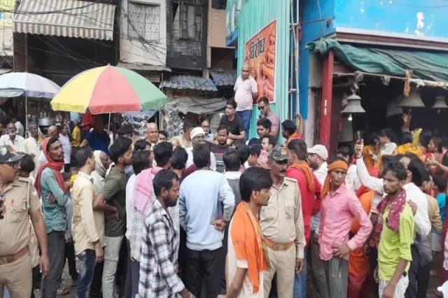Chandauli News: नवरात्रि में काली मंदिर के प्रवेश द्वार पर सड़क खुदाई पर भड़का श्रद्धालुओं का गुस्सा किया प्रदर्शन.