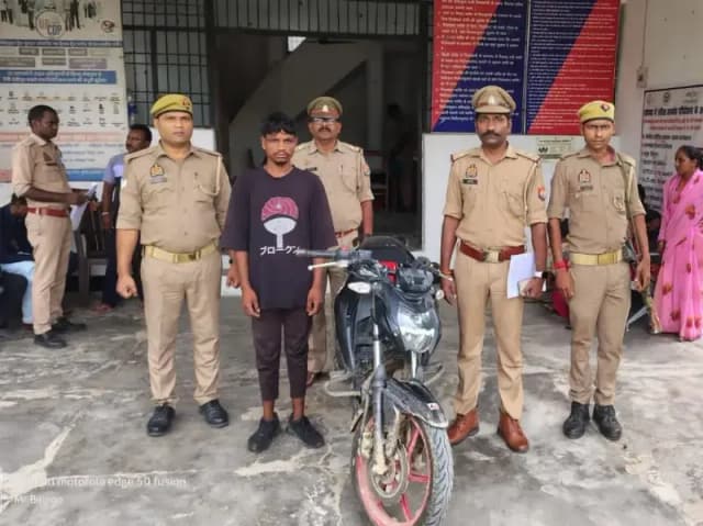 Sonbhadra News: पुलिस ने चोरी की मोटरसाइकिल के साथ एक युवक को किया गिरफ्तार.