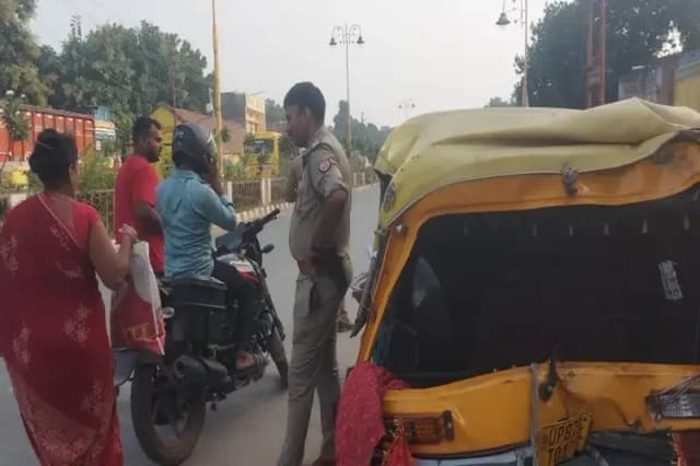 Chandauli News:खड़े ट्रेलर ट्रक से टकराई सवारियों से भरी ऑटो, मासूम बच्ची की मौत, सात घायल.
