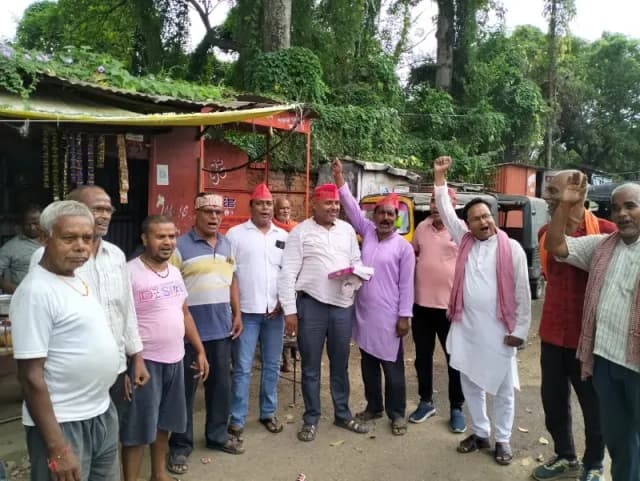 Sonbhadra News: सपा नेता आजम खान की रिहाई से सपा कार्यकर्ताओं में ख़ुशी की लहर, बांटी मिठाईयां, मनाया जश्न.