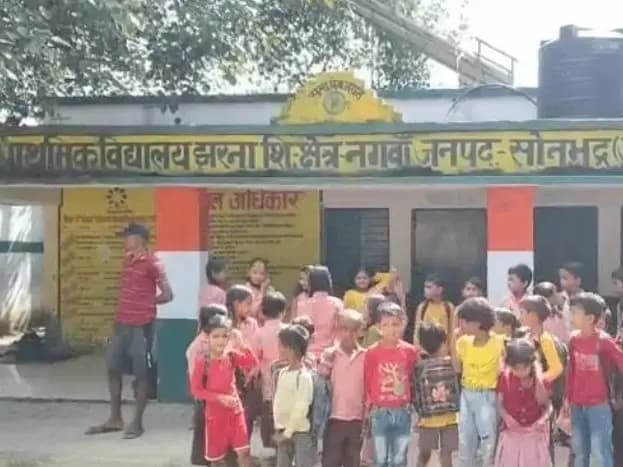 Sonbhadra News: शिक्षकों की अनुपस्थिति से नाराज ग्रामीणों का विरोध प्रदर्शन, ग्रामीणों की दो टूक मांग शिक्षकों को सेवा से किया जाये बर्खास्त.