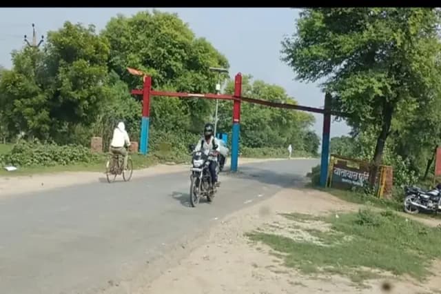 Chandauli News: पूर्वांचल के विभिन्न जनपदों से जोड़ने वाले गंगा पुल मार्ग से बैरियर हटाने की मांग.
