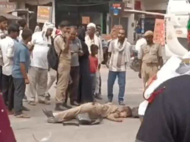 Sonbhadra News: हाईवा वाहन ने बाइक को मारी जोरदार टक्कर, होमगार्ड की मौके पर मौत, भागते चालक को लोगों ने पकड़ कर पीटा.