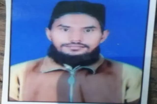 Chandauli News: डीसीएम के टक्कर से साइकिल सवार उर्दू टीचर की मौत, बाल बाल बचे साइकिल पर सवार दो मासूम बच्चे.