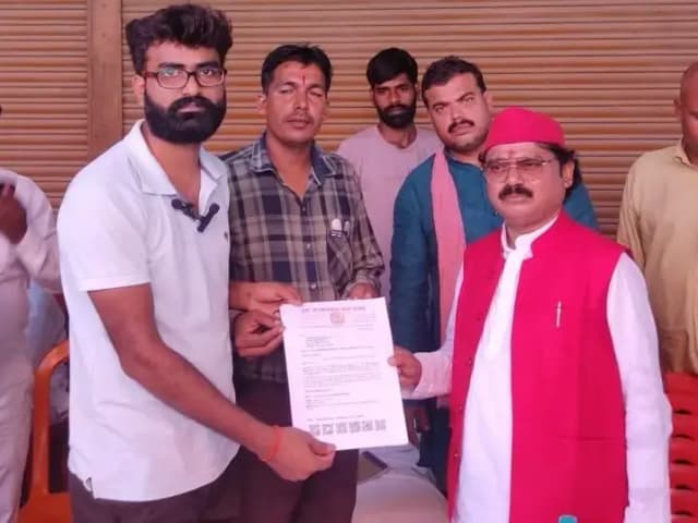 Sonbhadra News: युवा जन कल्याण संस्था के सदस्यों ने सांसद से अपनी समस्याओं को लेकर सौंपा ज्ञापन.
