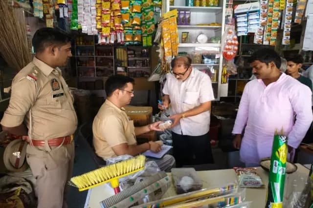 Chandauli News: खाद्य सुरक्षा एवं औषधि प्रशासन द्वारा फलहारी बस्तुओं का सैंपलिंग लेने से दुकानदारों में खलबली.