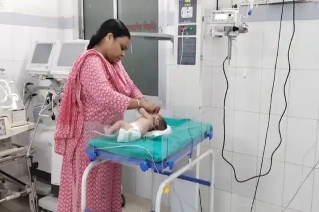  Chandauli News: कलयुगी मां की करतूत, जिला अस्पताल के शौचालय में नवजात को छोड़कर हुई फरार, चिकित्सकों ने बचाई जान.