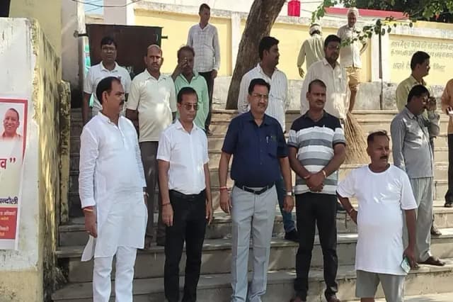 Chandauli News: प्राचीन सरोवर में घासफूस जमा होने पर ब्लॉक प्रमुख ने जताई नाराजगी, चलाया गया स्वच्छता अभियान.   