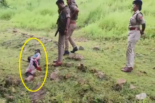 Chandauli News: अल सुबह पहाड़ी पर तड़तड़ाई गोलियां, पुलिस मुठभेड़ में एक गोवंश तस्कर को लगी गोली, एक गोवंश तस्कर फरार.
