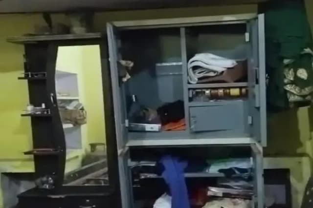 Chandauli News: चाकू की नोक पर महिला को बंधक बनाकर नकदी सहित 4 लाख की लूट, घटना से मचा हड़कंप.