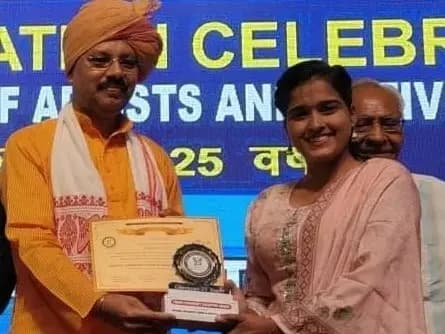 Sonbhadra News: रेणुकूट की बेटी स्नेहा सिंह को “स्टेट चैंपियन ऑफ यंग कम्युनिटी चेंज अवॉर्ड” से नवाज़ा गया.