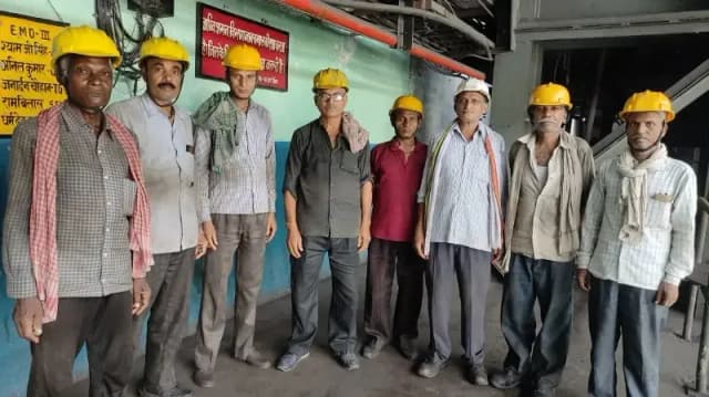 Sonbhadra News: वेतन कटौती से नाराज श्रमिकों ने डीएलसी को दिया पत्रक, मामला ओबरा तापीय परियोजना से जुड़ा.