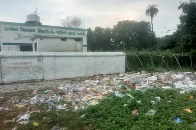 Chandauli News: प्राथमिक विद्यालय के पास लगा कूड़ा-कर्कट का ढेर, दुर्गंध से पठन-पाठन में हो रही परेशानी.