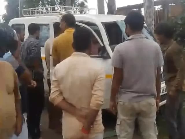 Sonbhadra News: मैजिक की टक्कर से बाइक सवार युवक की मौत, घटना से परिजनों में मचा कोहराम.