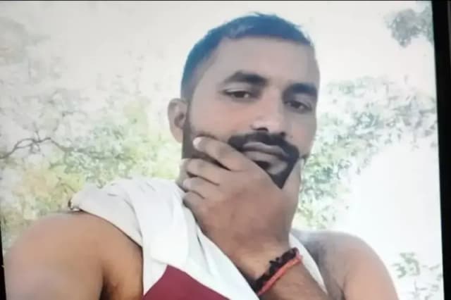 Chandauli News:  सड़क के किनारे खड़ी ट्रैक्टर ट्राली से टकराकर बाइक सवार युवक की मौत.
