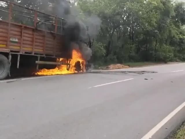 Sonbhadra News: मुर्धवा-बीजपुर मार्ग पर खड़ी ट्रक के केबिन में लगी आग, बाल-बाल बचा चालक.