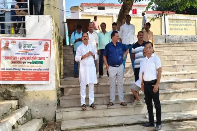 Chandauli News: दुर्गा प्रतिमा विसर्जन से पूर्व सरोवरों की सफाई शुरू, एसडीएम ने चेताया लापरवाही पर कार्यवाई तय.