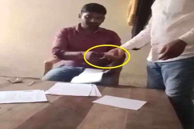 Chandauli News: रिश्वत लेते लेखपाल कैमरे में कैद, वीडियो सोशल मीडिया में वायरल.