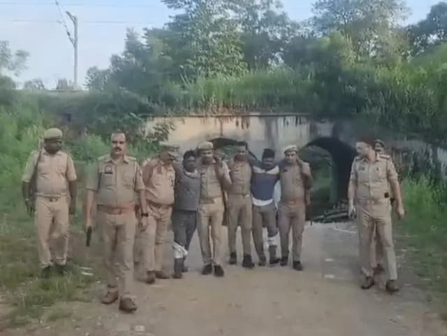 Sonbhadra News: गहने साफ करने के बहाने गहने चोरी करने वाले गिरोह के चार बदमाश गिरफ्तार, पुलिस ने मुठभेड़ के दौरान दो आरोपियों के पैर में मारी गोली.
