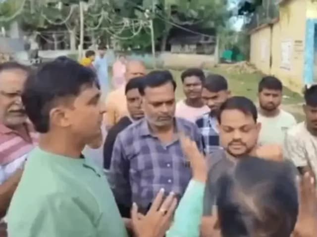Sonbhadra News: अधिशासी अधिकारी और अध्यक्ष पर स्थानीय जनता का फूटा गुस्सा, सरकारी धन के कथित दुरुपयोग का आरोप, वीडियो हुआ वायरल.
