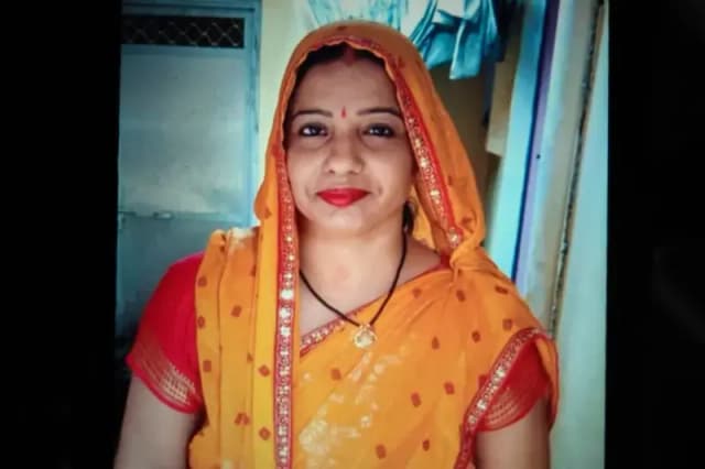 Chandauli News: मुंडेश्वरी धाम दर्शन कर लौट रही शिक्षिका की सड़क दुर्घटना में मौत, बाल-बाल बचा पति, शोक में नहीं हुई रामलीला.