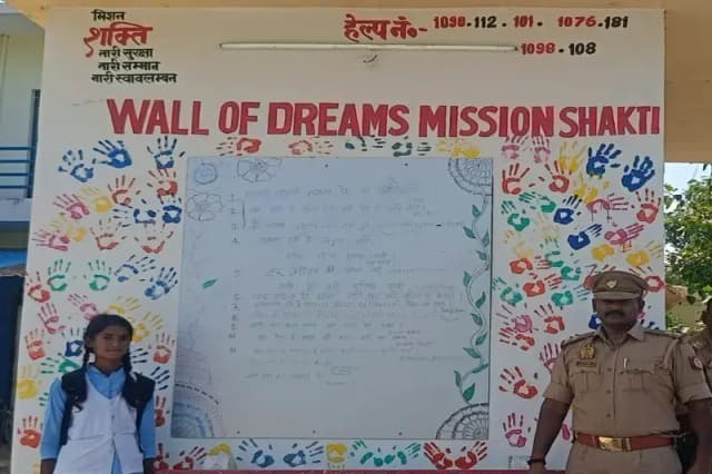 Chandauli News: वाल ऑफ ड्रीम मिशन शक्ति के तहत स्कूली छात्राओं को जागरूक किया गया.
