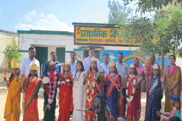 Chandauli News: प्राथमिक विद्यालय में मां दुर्गा के नौ रूपों की छात्राओं ने प्रस्तुत की झांकी. 