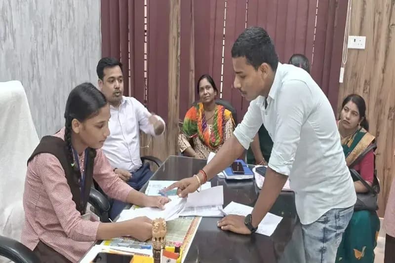 Chandauli News: एक दिन की सकलडीहा एसडीएम बनी सना अंसारी, सुनी लोगों की समस्या.