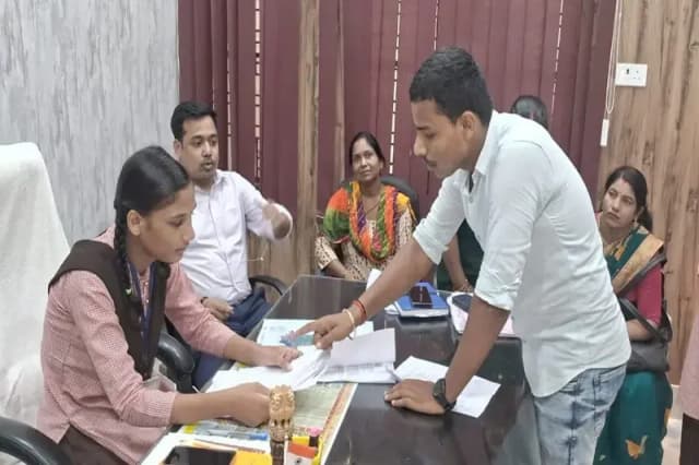 Chandauli News: एक दिन की सकलडीहा एसडीएम बनी सना अंसारी, सुनी लोगों की समस्या.