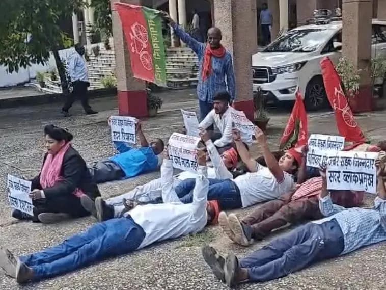Sonbhadra News: सपा का बदहाल सड़कों को लेकर प्रदर्शन, सर्विस लेन की जर्जर अवस्था की मरम्मत न होने पर बड़े आंदोलन की चेतावनी.