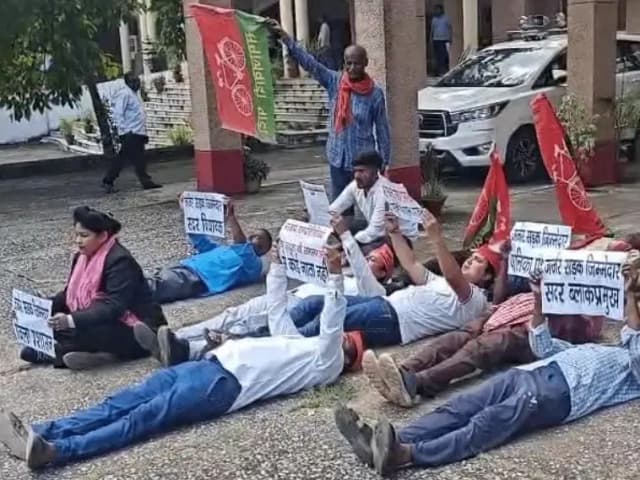 Sonbhadra News: सपा का बदहाल सड़कों को लेकर प्रदर्शन, सर्विस लेन की जर्जर अवस्था की मरम्मत न होने पर बड़े आंदोलन की चेतावनी.