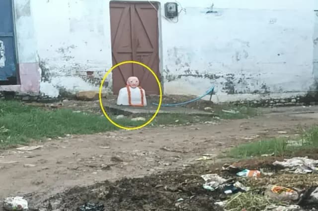Chandauli News: कूड़े के ढेर के समीप मिली गांधी जी की प्रतिमा, ग्रामीणों में आक्रोश.