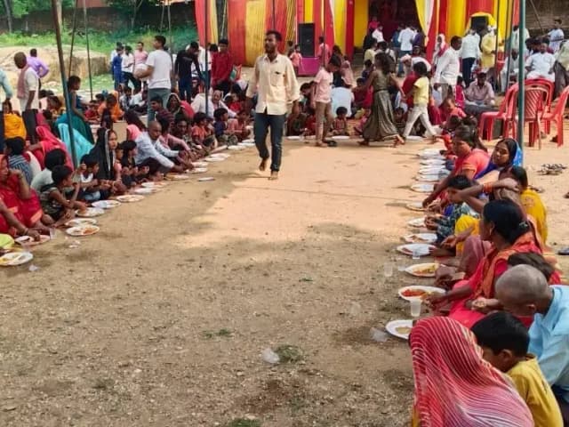 Sonbhadra News: कन्या पूजन के साथ विभिन्न स्थानों पर विशाल भंडारे का हुआ आयोजन.