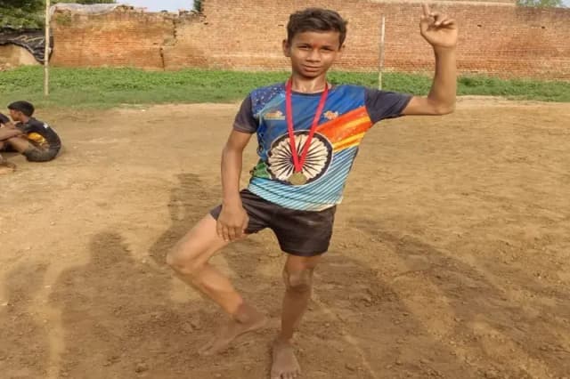 Chandauli News: कक्षा 08 के छात्र सौरभ यादव का प्रादेशिक कबड्डी प्रतियोगिता में चयन से कॉलेज और गांव में हर्ष का माहौल.