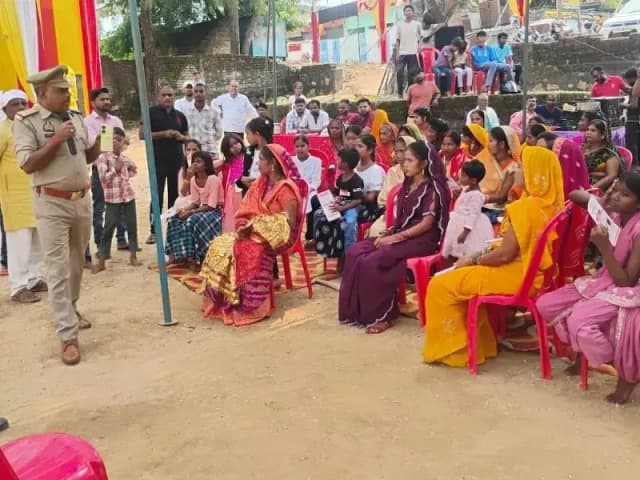 Sonbhadra News: प्रभारी निरीक्षक ने महिलाओं को साइबर ठगी और सुरक्षा के बताए उपाय.