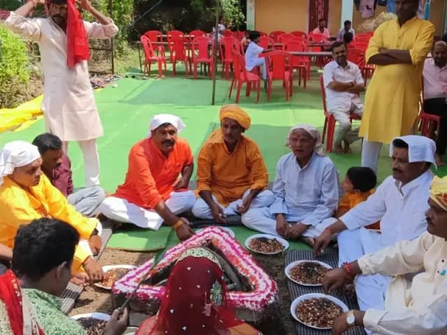 Sonbhadra News: कांट्रेक्टर कालोनी में हवन पूजन के साथ विशाल भंडारे का हुआ आयोजन.
