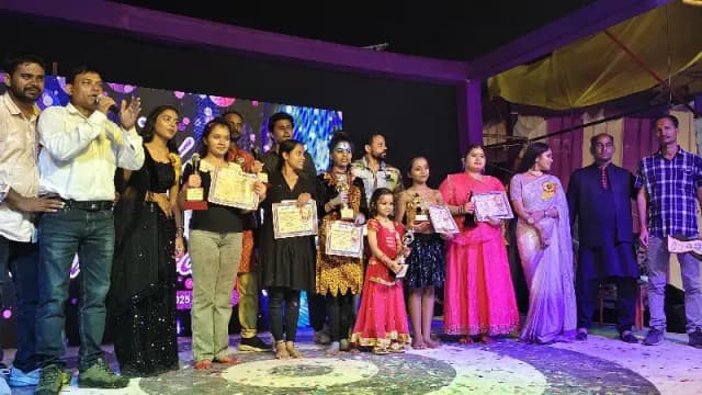 Sonbhadra News: जिला स्तरीय 'डांस का जंग' नृत्य प्रतियोगिता का भव्य समापन, लड़कियों के नाम रहा प्रतियोगिता, नंदनी और आरोही ने जीता सील्ड और नगद इनाम.
