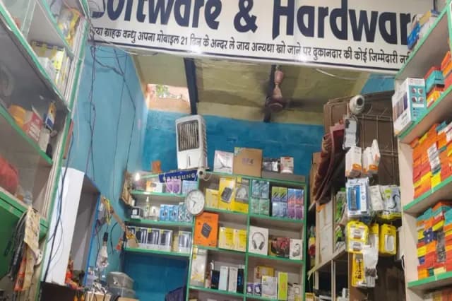 Chandauli News: थाने से चंद कदमों की दूरी पर चोरों ने दो दुकानों को बनाया निशाना, पुलिस की सक्रियता पर उठे सवाल.