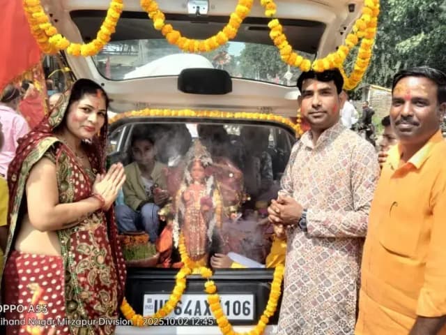 Sonbhadra News: नम आंखों से विसर्जित की गई मां दुर्गा समेत अन्य देवी-देवताओं की प्रतिमाएं.