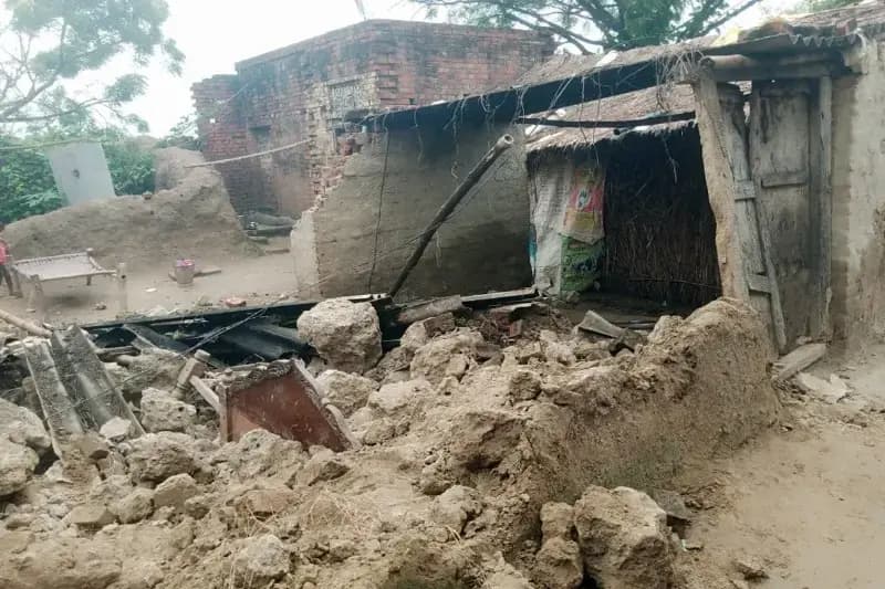  Chandauli News: रुक-रुक कर हो रही बारिश के कारण गिरा कच्चा मकान, मलबे में दबे एक ही परिवार के पांच लोग.