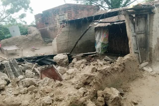  Chandauli News: रुक-रुक कर हो रही बारिश के कारण गिरा कच्चा मकान, मलबे में दबे एक ही परिवार के पांच लोग.