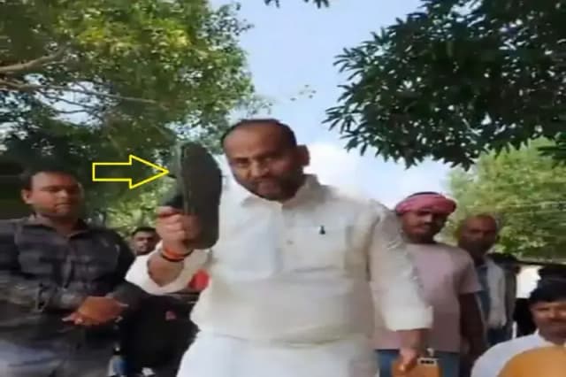 Chandauli News: पूर्व सपा विधायक ने चप्पल दिखाते हुए सिंचाई विभाग के अधिकारियों को दी चेतावनी, वीडियो वायरल.