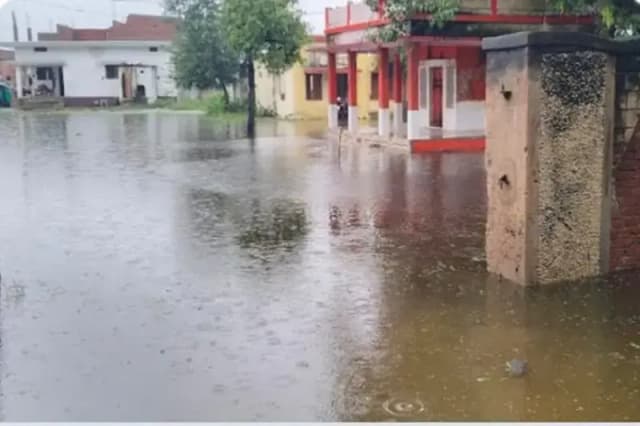 Chandauli News: भारी बारिश के कारण बिजली उपकेन्द्र से लेकर ब्लॉक परिसर जलमग्न.

