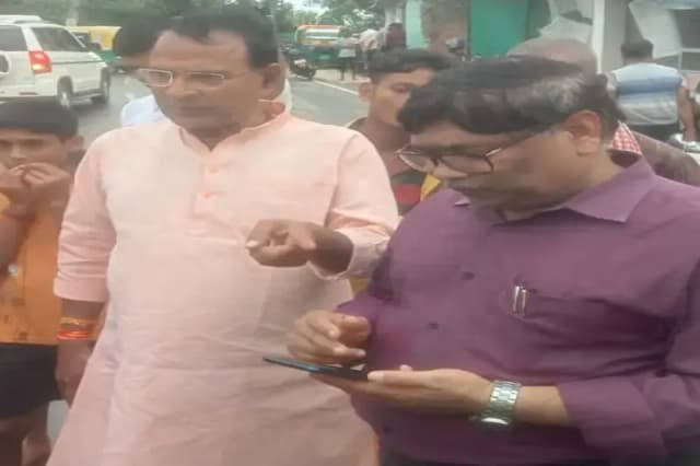 Chandauli News: बाढ़ निरीक्षण के दौरान भाजपा के पूर्व जिला अध्यक्ष ने अधिकारियों को लगाई फटकार.